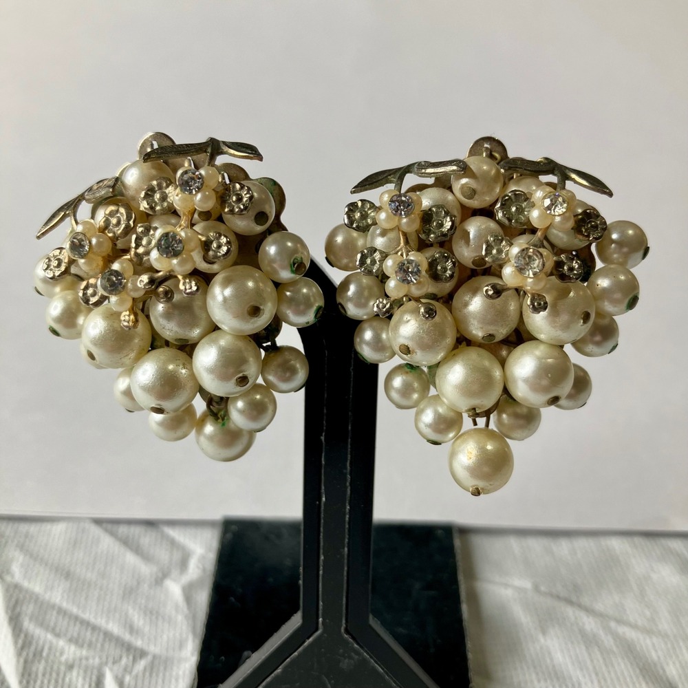 Vintage Pearl Cluster Flower Clip On‎ Earrings Rhinestone Accents Gold Tone